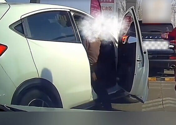 女子回到白車上