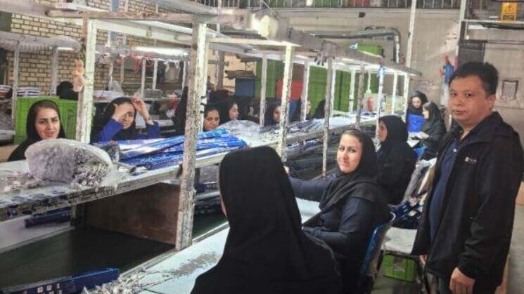 在伊朗經營的華人工廠。（圖／翻攝《網易》）