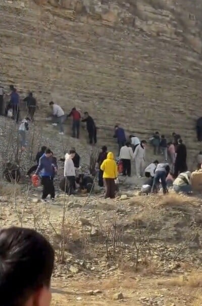 大批遊客趁春節來到,拿着剷子、鐵筆和螺絲批等工具敲打,甚至有人冒險站在山壁邊緣採挖化石,相當危險。(小紅書)