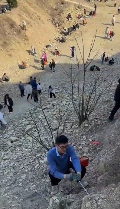 大批遊客趁春節來到,拿着剷子、鐵筆和螺絲批等工具敲打,甚至有人冒險站在山壁邊緣採挖化石,相當危險。(小紅書)