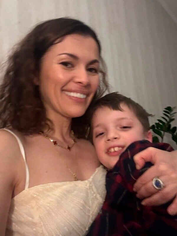 網紅Nadezhda Amrani與7歲兒子Sasha。(X)