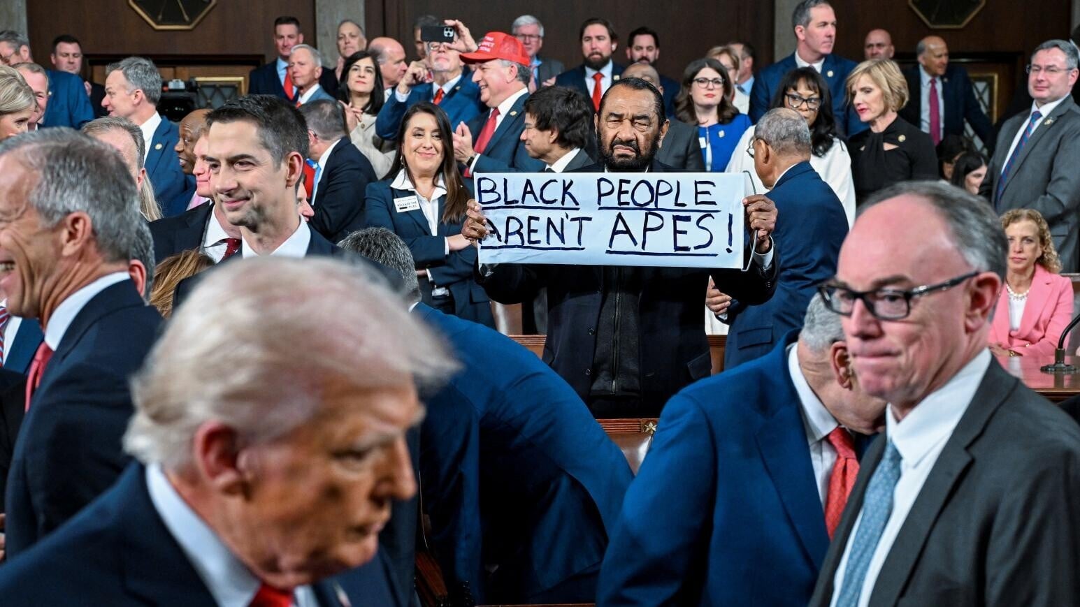 2月24日，美國國會大廈眾議院議事廳，格林在特朗普發表次國情咨文前舉牌抗議。（圖／路透社）