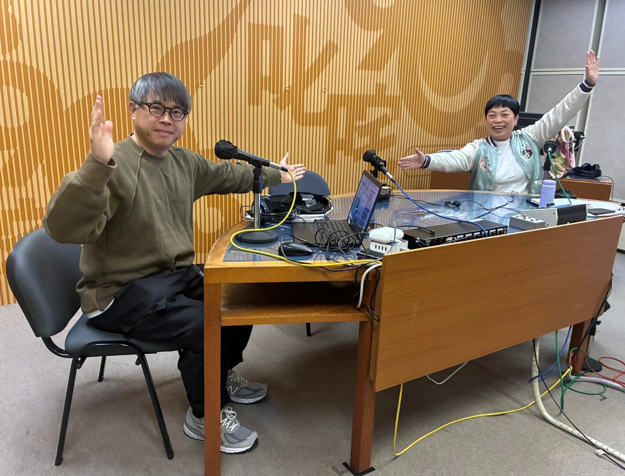 今朝《晴朗》由盧覓雪同月巴氏主持