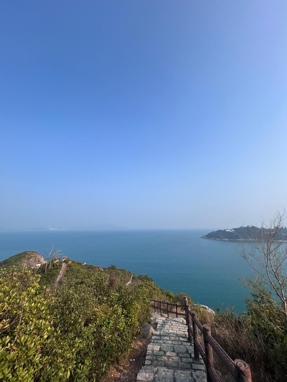 長洲一名成年男子獨自長洲行山跣倒,幸三名小朋友當時途經現場助報警,事主家人發帖「尋人」(Threads)