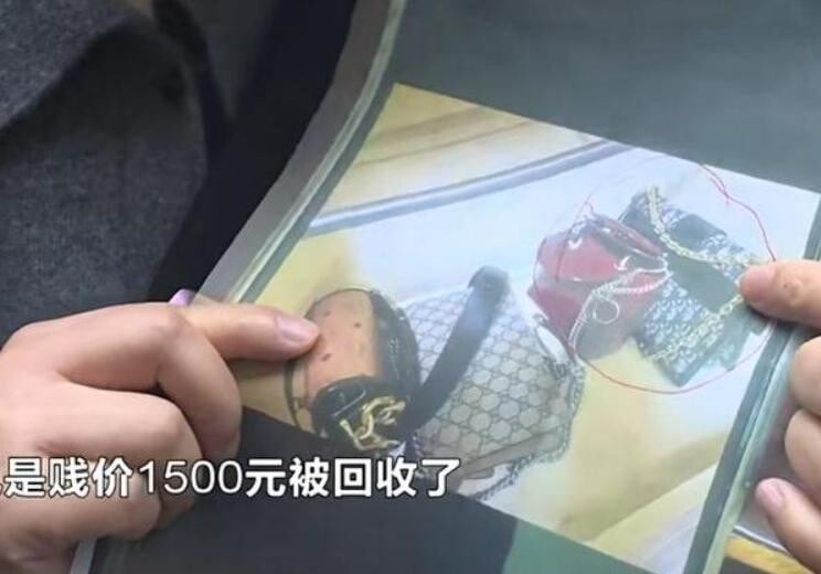 丁女出示被女兒賤賣的飾物。（新浪微博）