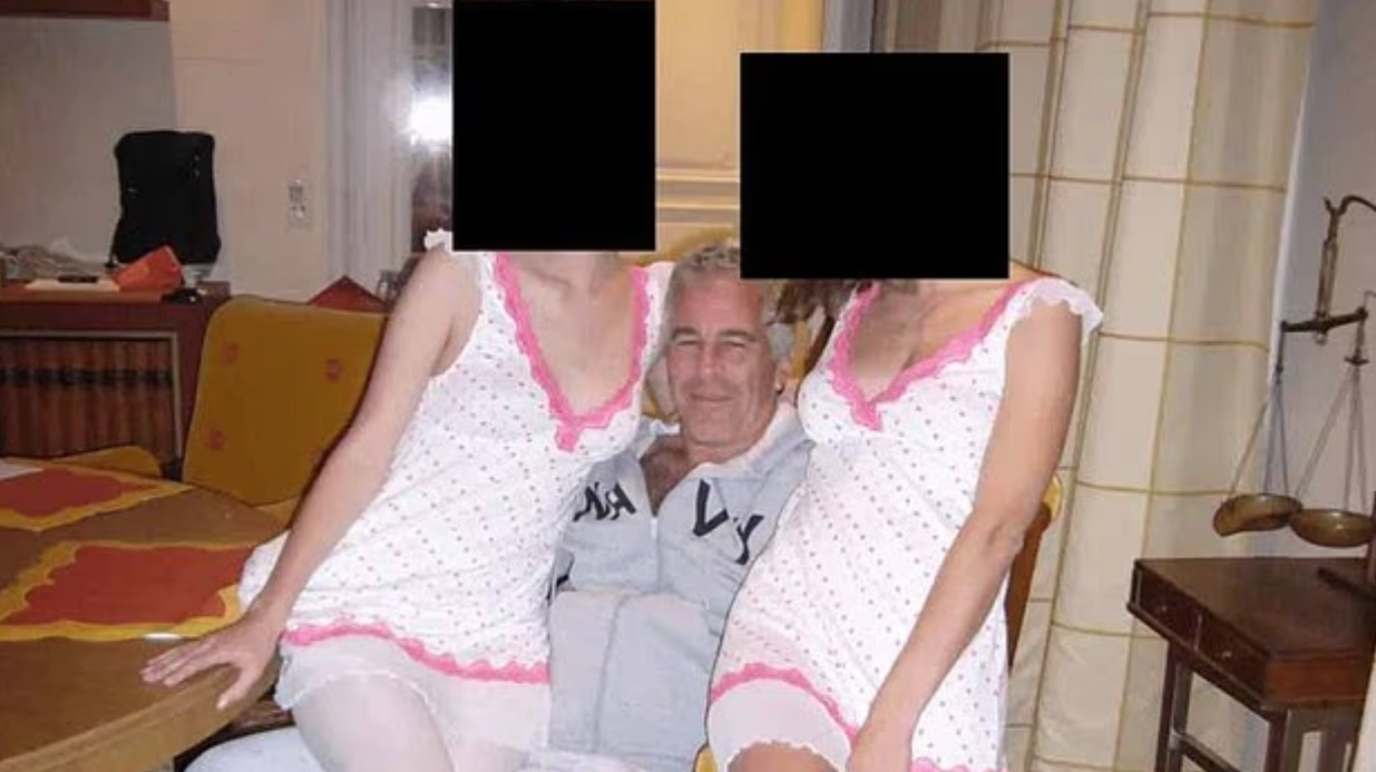 美國司法部公開的檔案包括愛潑斯坦多張擁抱女子照片。(互聯網)