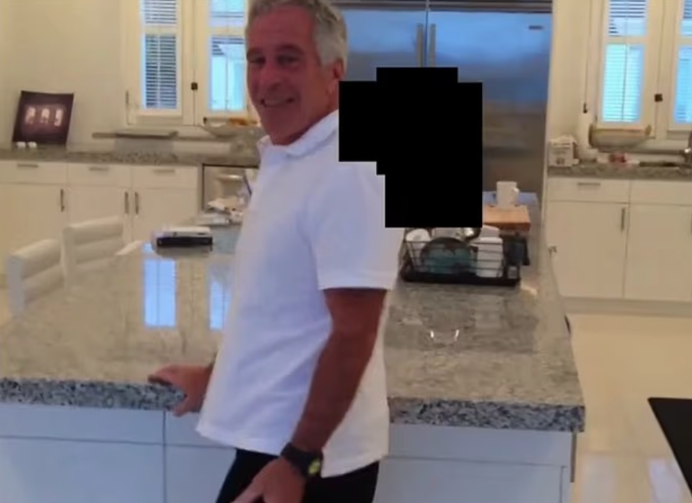 有片段可見愛潑斯坦在廚房裡追逐年輕女子時發出咯咯笑聲。(互聯網)