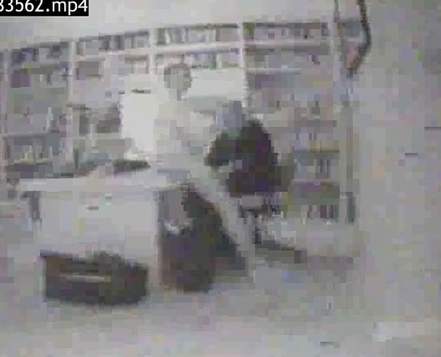 有片段則揭示愛潑斯坦位於佛羅里達州的辦公室裡,設有隱藏式鏡頭,拍下他跟年輕女子在一起的畫面。(互聯網)