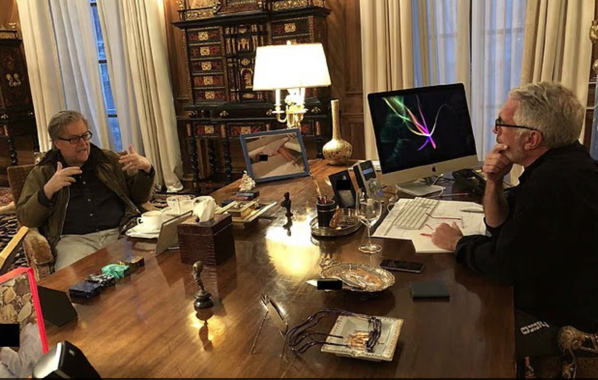 特朗普的親信、政治策略師班農,可見他跟愛潑斯坦合照及在辦公桌前對話;而辦公桌上放有疑似色情照片。(互聯網)