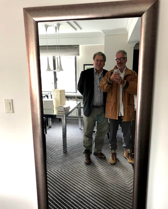 班農跟愛潑斯坦合照。(互聯網)