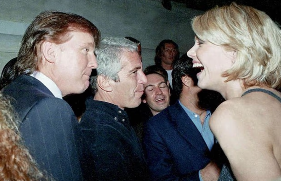 特朗普於1997年參加在紐約舉行的一場秘密派對,期間跟一名當時23歲的比利時超模交談,愛潑斯坦則站在旁邊。(互聯網)