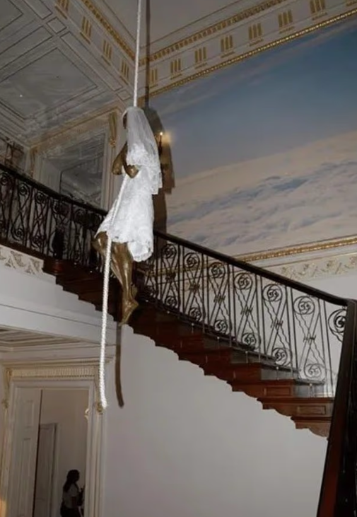 美國司法部公佈的一張令人不安的照片顯示,一尊真人大小的青銅雕塑,雕塑中的女子或女孩穿著婚紗。這些照片拍攝於2019年,地點是愛潑斯坦位於曼克頓的別墅。(互聯網)