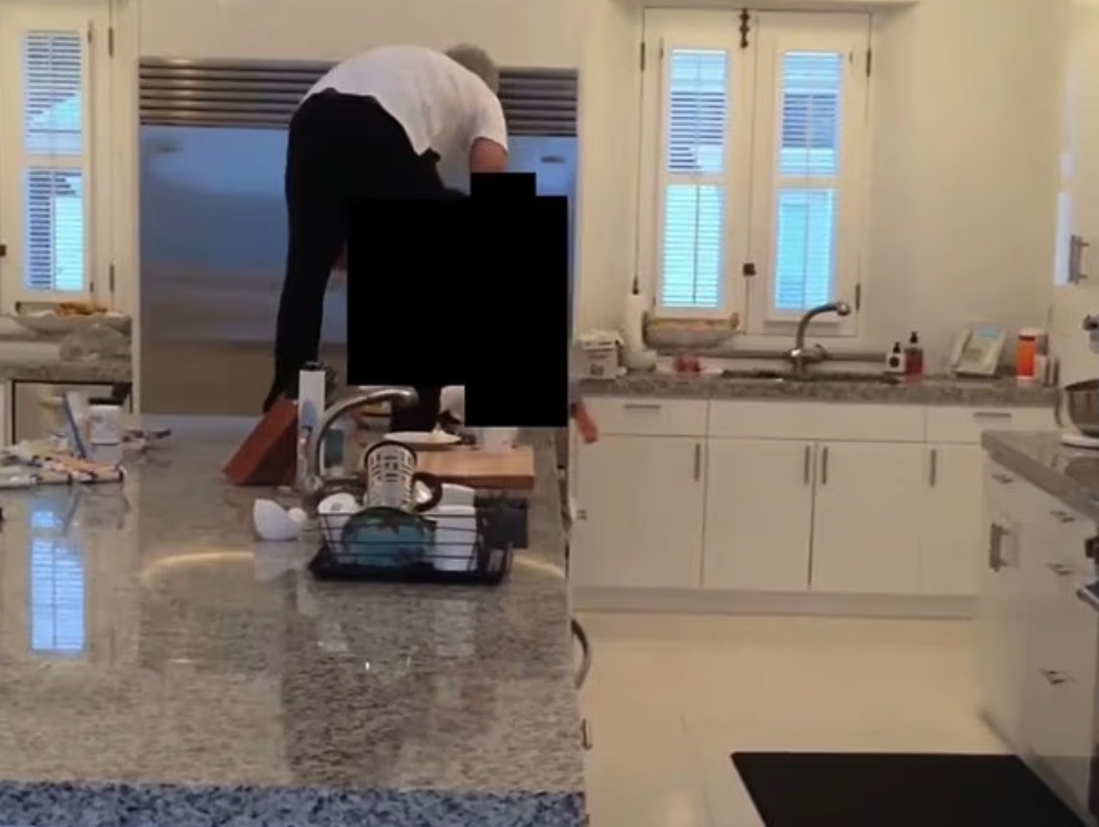 有片段可見愛潑斯坦在廚房裡追逐年輕女子時發出咯咯笑聲。(互聯網)