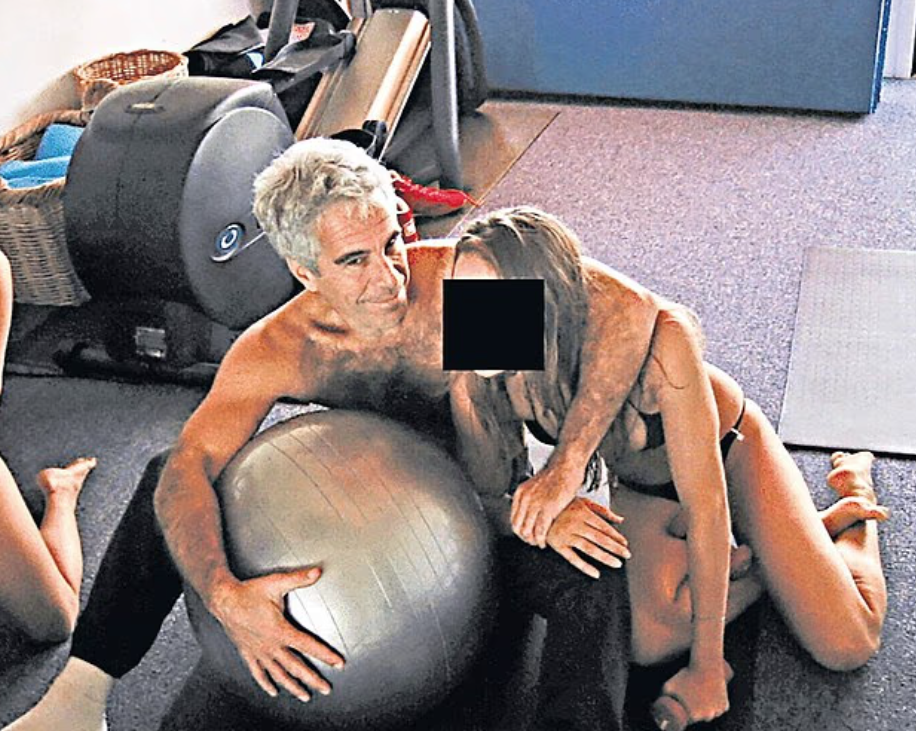 愛潑斯坦擁著不知名女子。(互聯網)