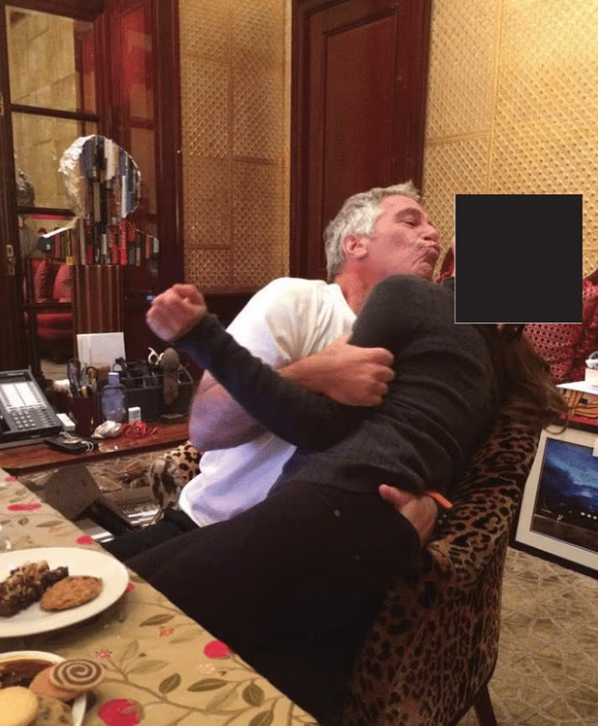 愛潑斯坦擁著不知名女子。(互聯網)