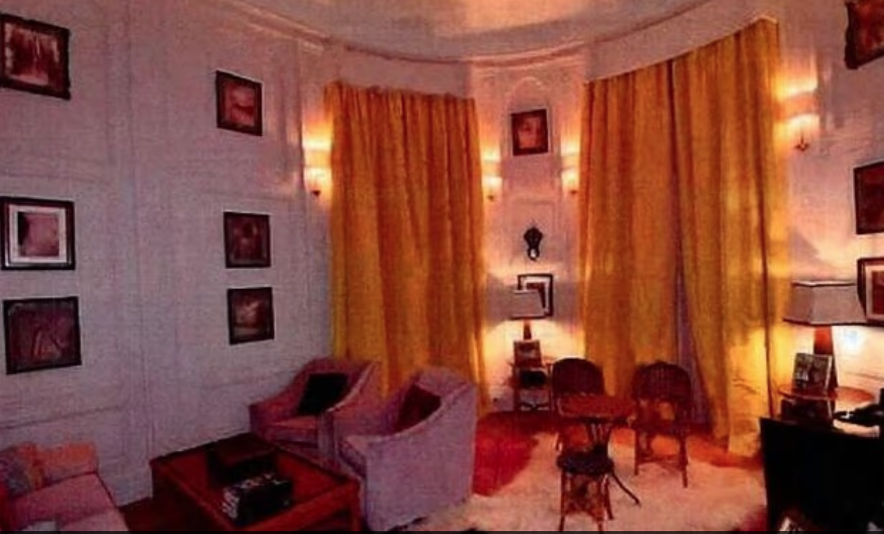 愛潑斯坦物業內掛有大量裸女照片。(互聯網)