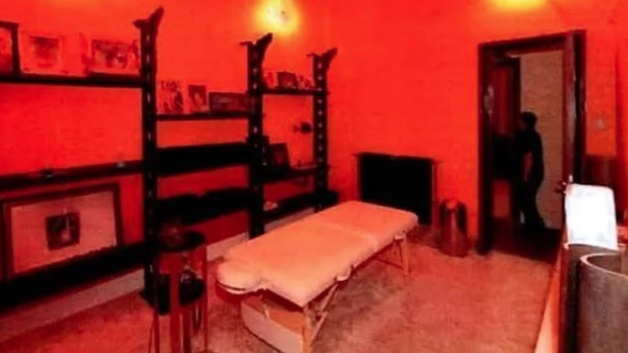 愛潑斯坦巴黎物業內的按摩室。(互聯網)