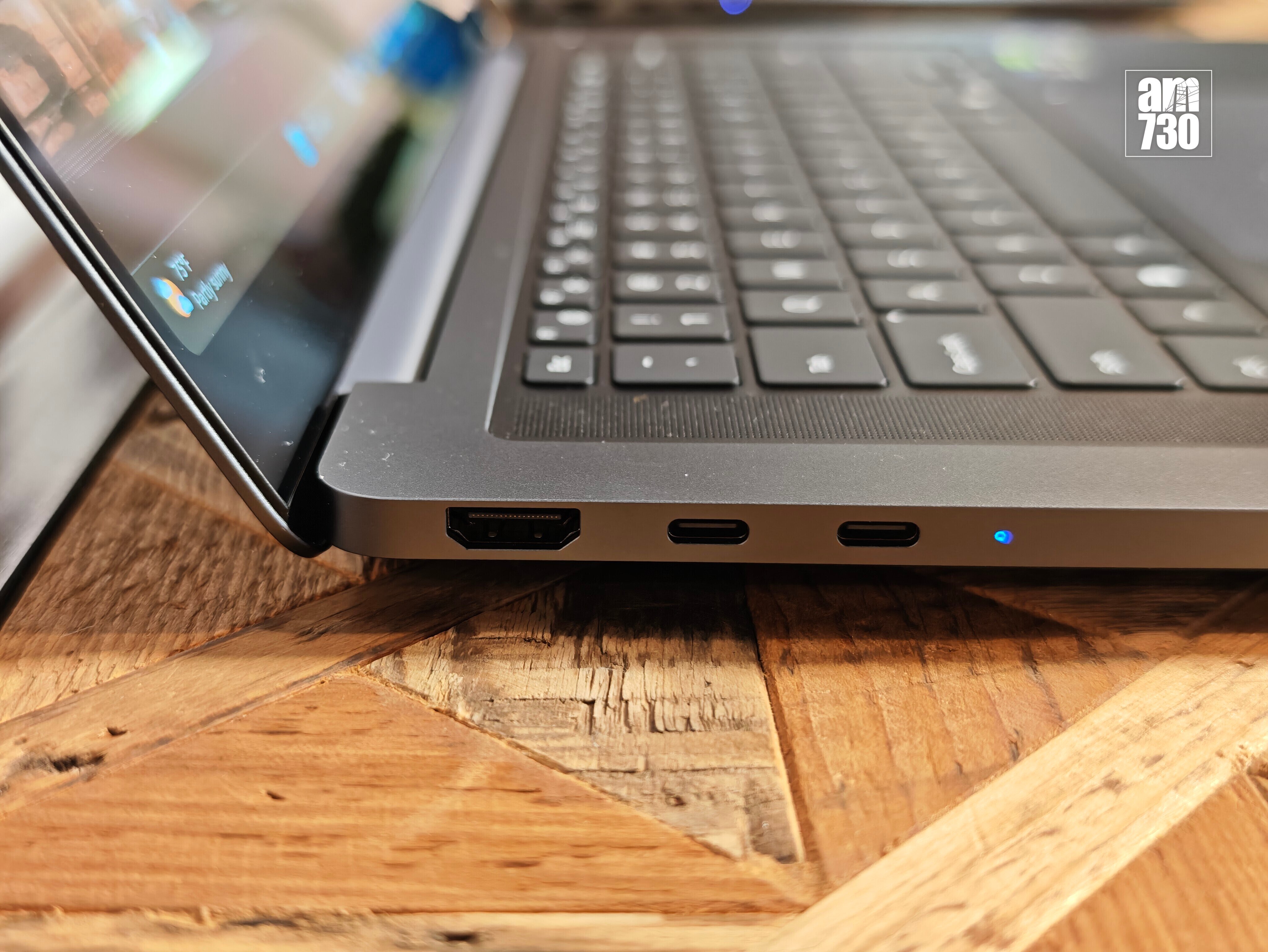 Samsung Galaxy Book6 Ultra相當纖薄。