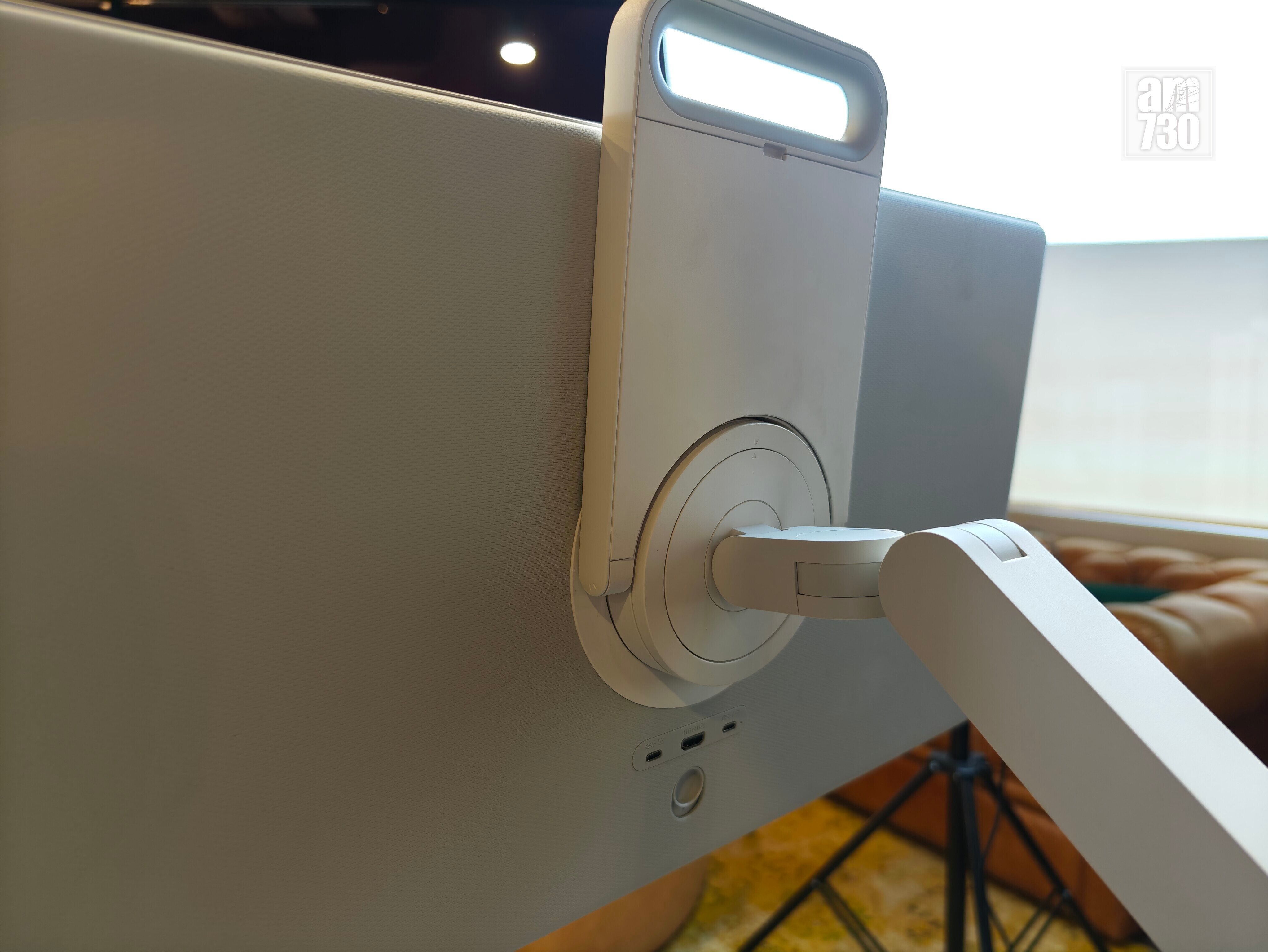 Samsung The Movingstyle可以多角度使用,並設有多種連接方式。