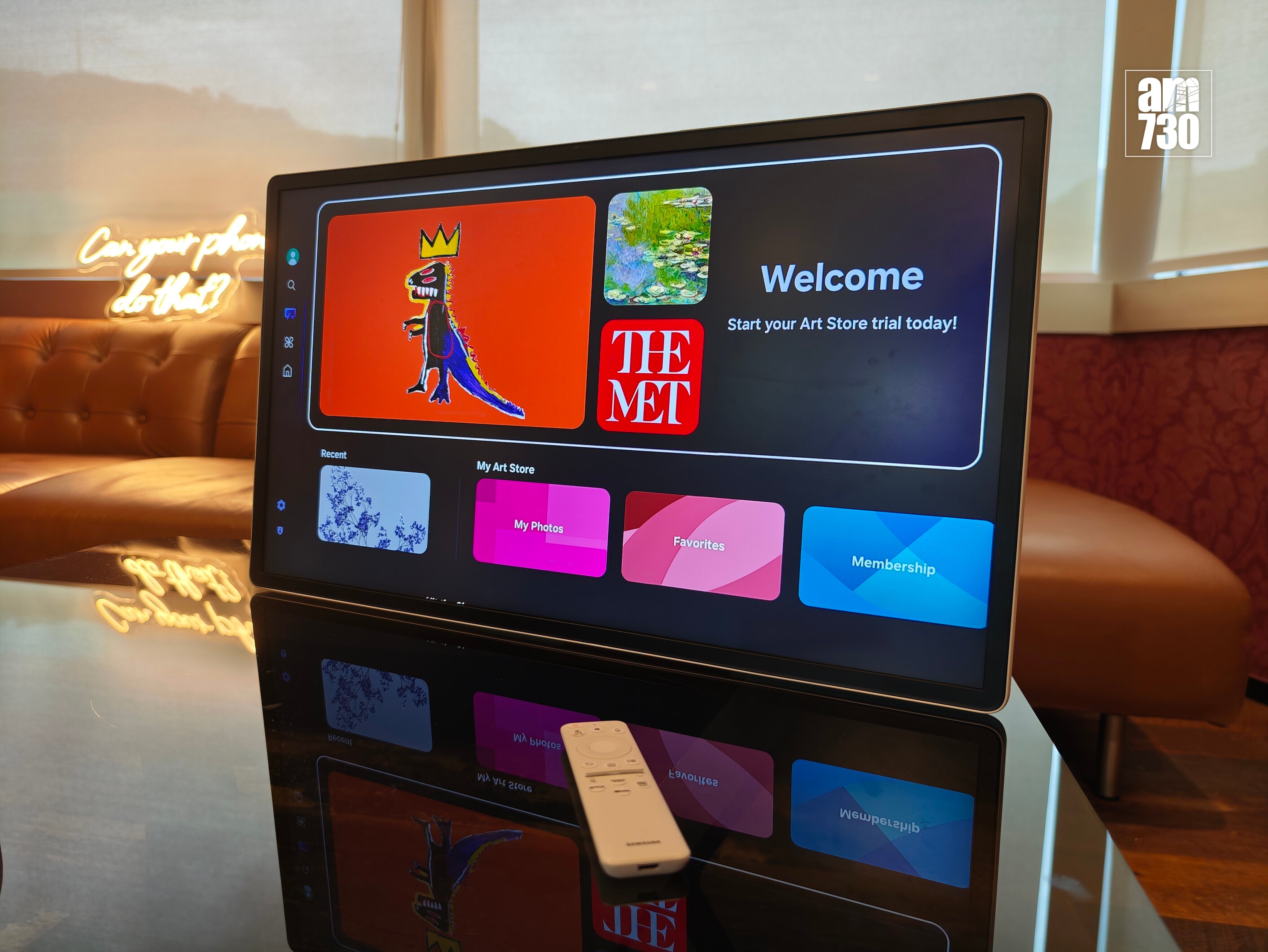 Samsung The Movingstyle拆下支架可放在枱面上使用。