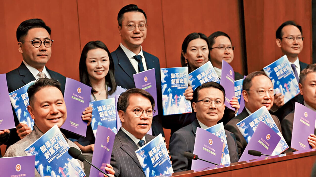 民建聯主席陳克勤(前排左二)指，各紓困措施料將減輕市民負擔。(吳康琦攝)