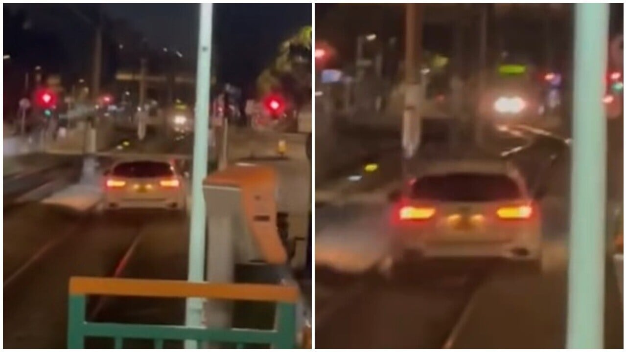洪水橋私家車闖輕鐵路軌，迎頭列車等候駛離，網民：試避震啫。(FB/車cam L (香港群組))