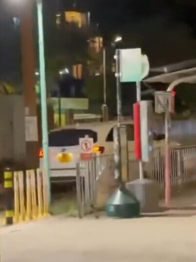 私家車在路軌行駛約100米後,至元朗洪元路泉薈停車場對開一分岔口駛離路軌。(Threads/hellockf0623)