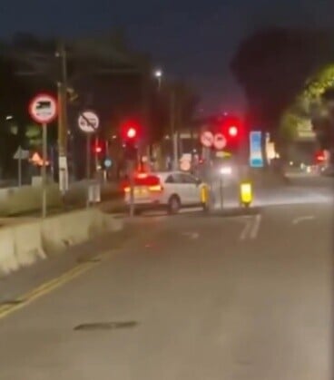 私家車在路軌行駛約100米後,至元朗洪元路泉薈停車場對開一分岔口駛離路軌。(Threads/hellockf0623)