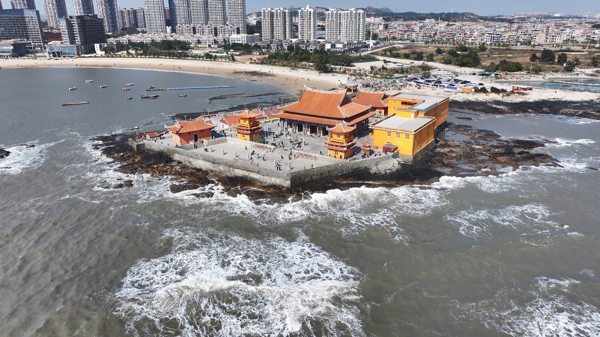 泉州洛伽寺於2001年端工落成,其所在的宮嶼島的香港友邦集團捐贈,作為籌建南海觀音菩薩道場。