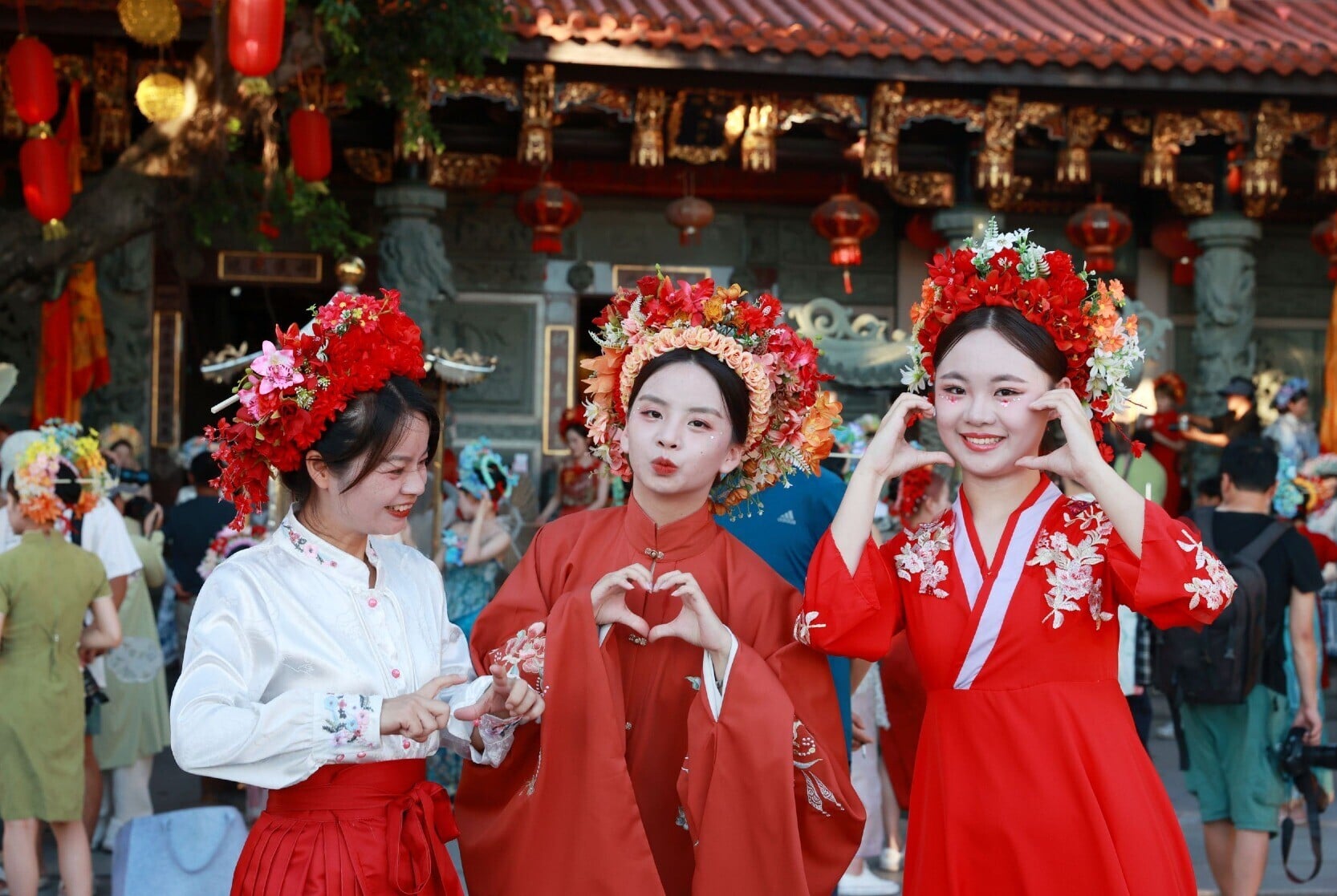 「簪花圍」是泉州蟳埔女的獨有髮飾,由花圍和髮簪等部分組成。髮簪有的由魚骨、象牙製成,而花圍則會插上茉莉花、玉蘭、山茶花、菊花及夜來香等,並會隨季節和個人的喜好調節。