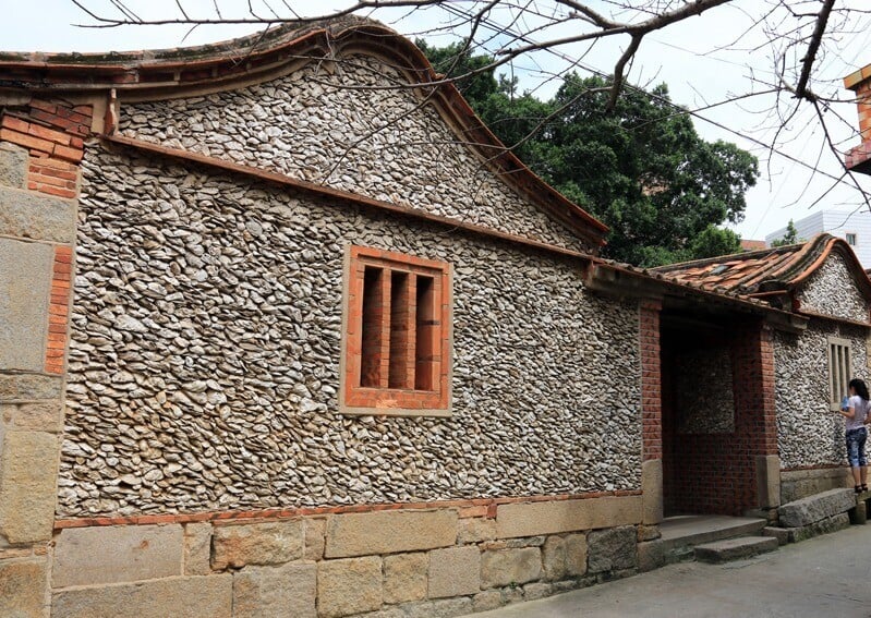 蟳埔村「蚵殼厝」的蠔殼並非本土物產,而是由外來商船帶到泉州,居民將其加工成建材建屋,內牆以雜碎土石興建,外牆才砌蠔殼,用糯米水和水攪拌粘接,因為堅固耐用,蟳埔民間有「千年磚,萬年蚵」的說法。(圖片來源:泉州市人民政府)