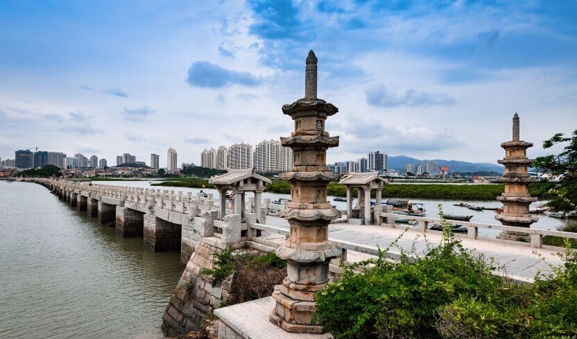 洛陽橋橋長約731 米,寬約4.5米,共有45座船型橋墩,美觀之餘,亦可減少水的衝力。(圖片來源:Shutterstock)