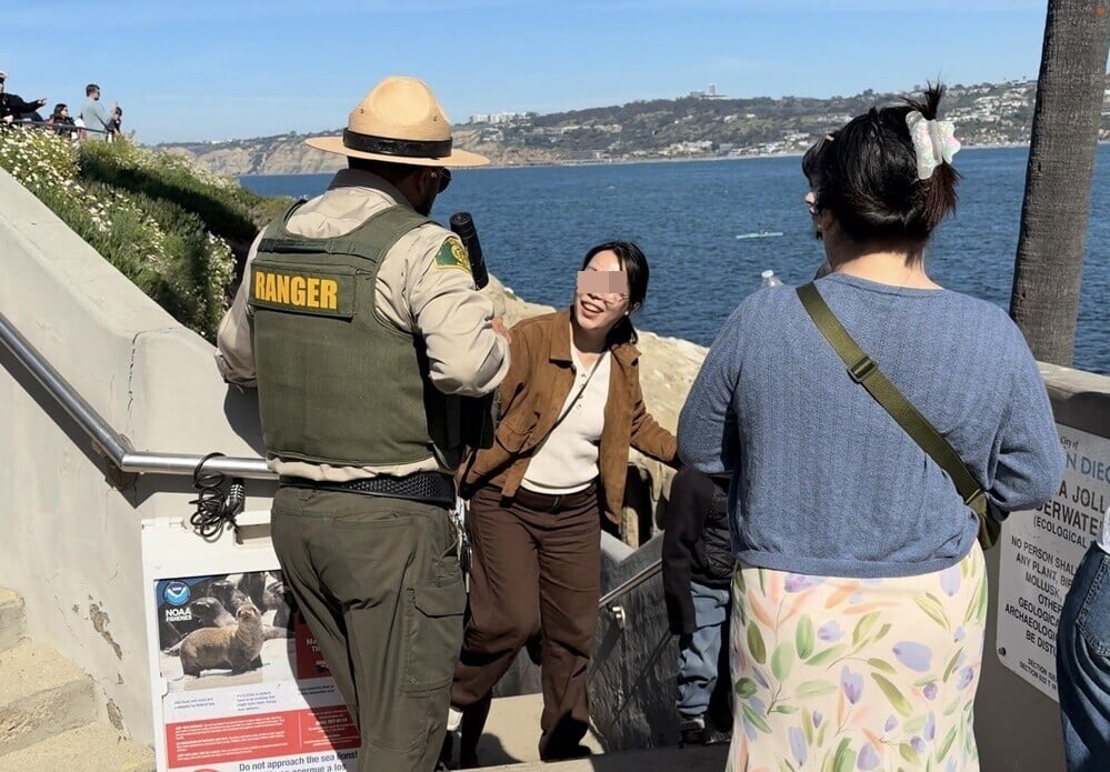 巡邏員表示不會開立罰單,但要求該家庭立即離開La Jolla Cove海邊。(FB)