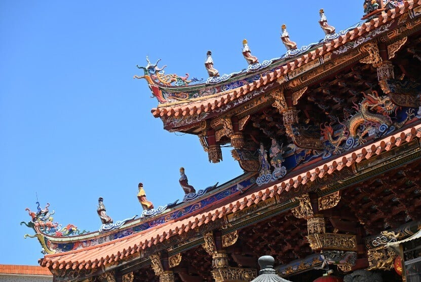 在元妙觀的垂脊上,以剪瓷雕呈現出眾仙列隊的模樣,神仙們衣帶迎風飄然,十分壯觀。(圖片來源:視覺中國)