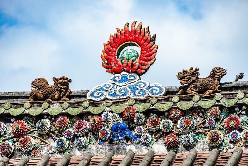 城隍廟的正脊、垂脊、翹角各處,滿布各式嵌瓷裝飾,色彩富麗。(圖片來源:視覺中國)