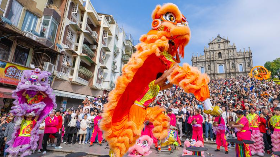 大年初二，澳門旅遊局在大三巴牌坊前安排了舞龍舞獅等賀歲活動。(新華社)