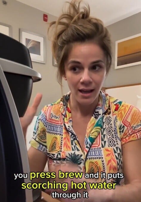 Tara在影片中表示,可將髒內褲放入酒店房內咖啡機濾網位置,啟動沖泡功能,利用滾燙熱水清洗。(IG)