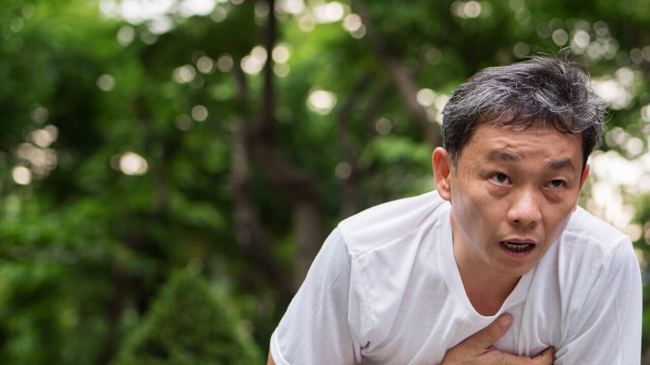 許多長者或老煙槍誤以為「走路會喘」只是體力退化，但梁祐爾醫師指出，COPD是一種全身性慢性疾病，除呼吸困難外，常合併氣喘、心血管疾病、睡眠障礙、營養不良與肌少症，彼此交互影響，形成惡性循環。