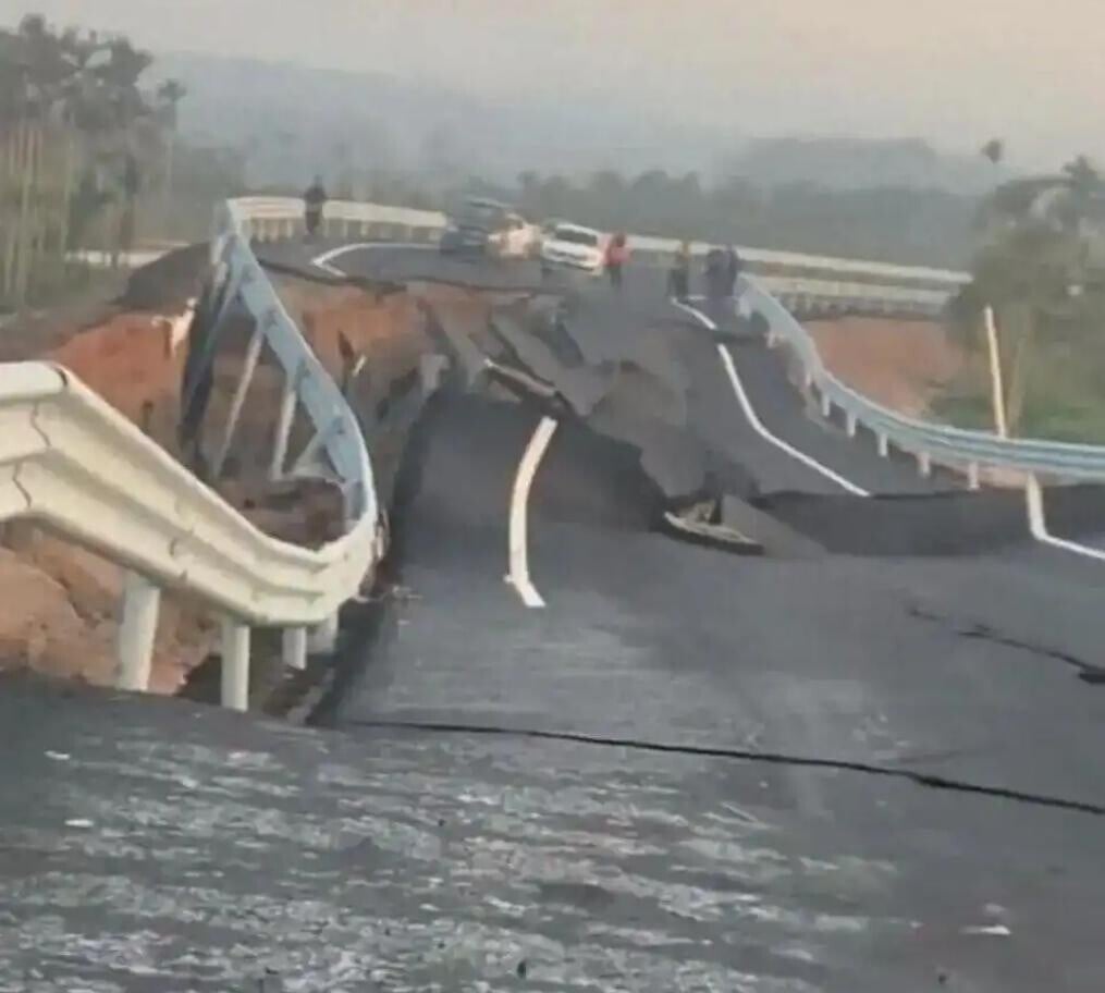 海南博鰲鎮九曲路日前發生路面崩塌事故。(圖/翻攝瀟湘晨報)