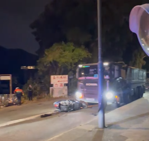 粉錦公路電單車與私家車相撞 鐵騎士險撞泥頭車倒臥路邊險 (@fb Ryan Cheuk)