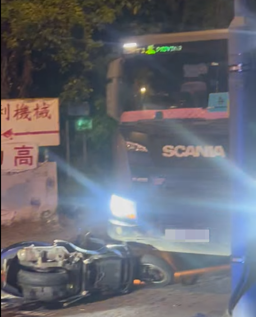 粉錦公路電單車與私家車相撞 鐵騎士險撞泥頭車倒臥路邊險 (@fb Ryan Cheuk)