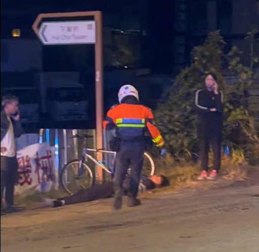 粉錦公路電單車與私家車相撞 鐵騎士險撞泥頭車倒臥路邊險 (@fb Ryan Cheuk)