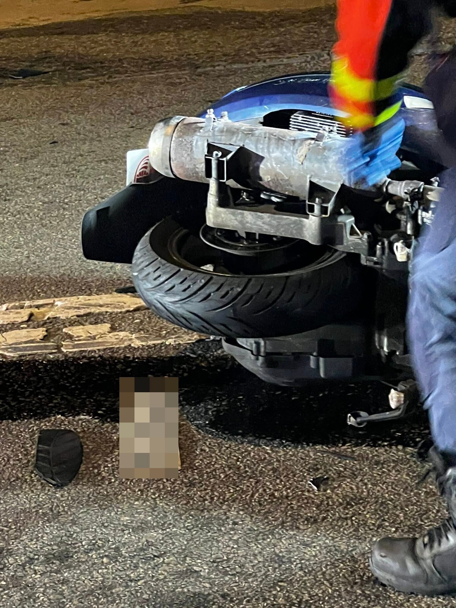 粉錦公路電單車與私家車相撞 鐵騎士險撞泥頭車倒臥路邊險 (@fb Ryan Cheuk)