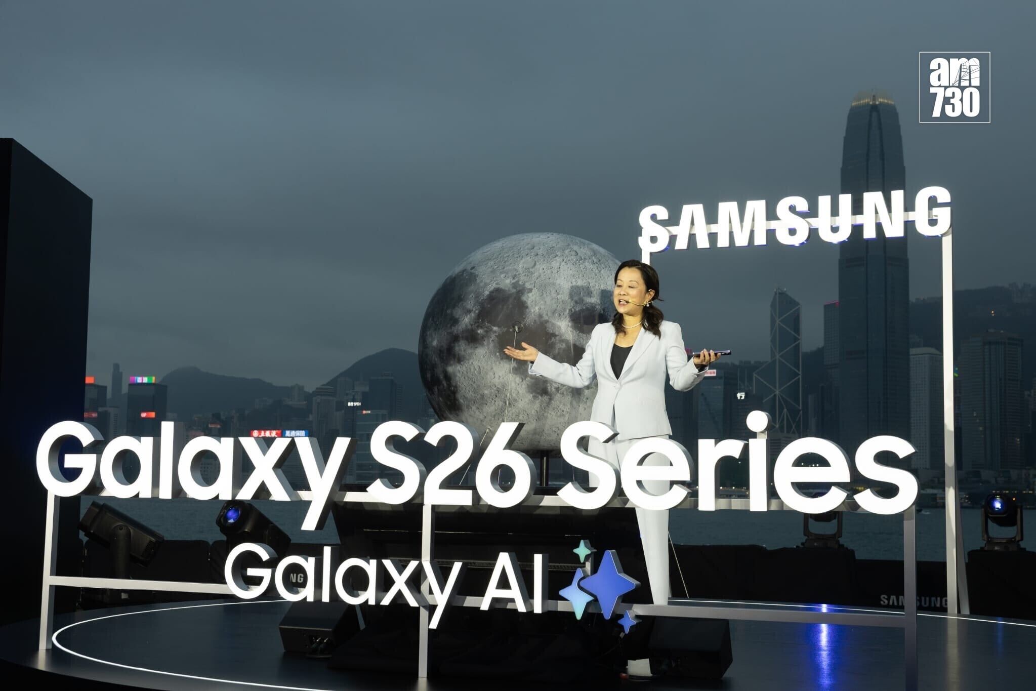 三星電子香港董事總經理趙依音主持發布會。