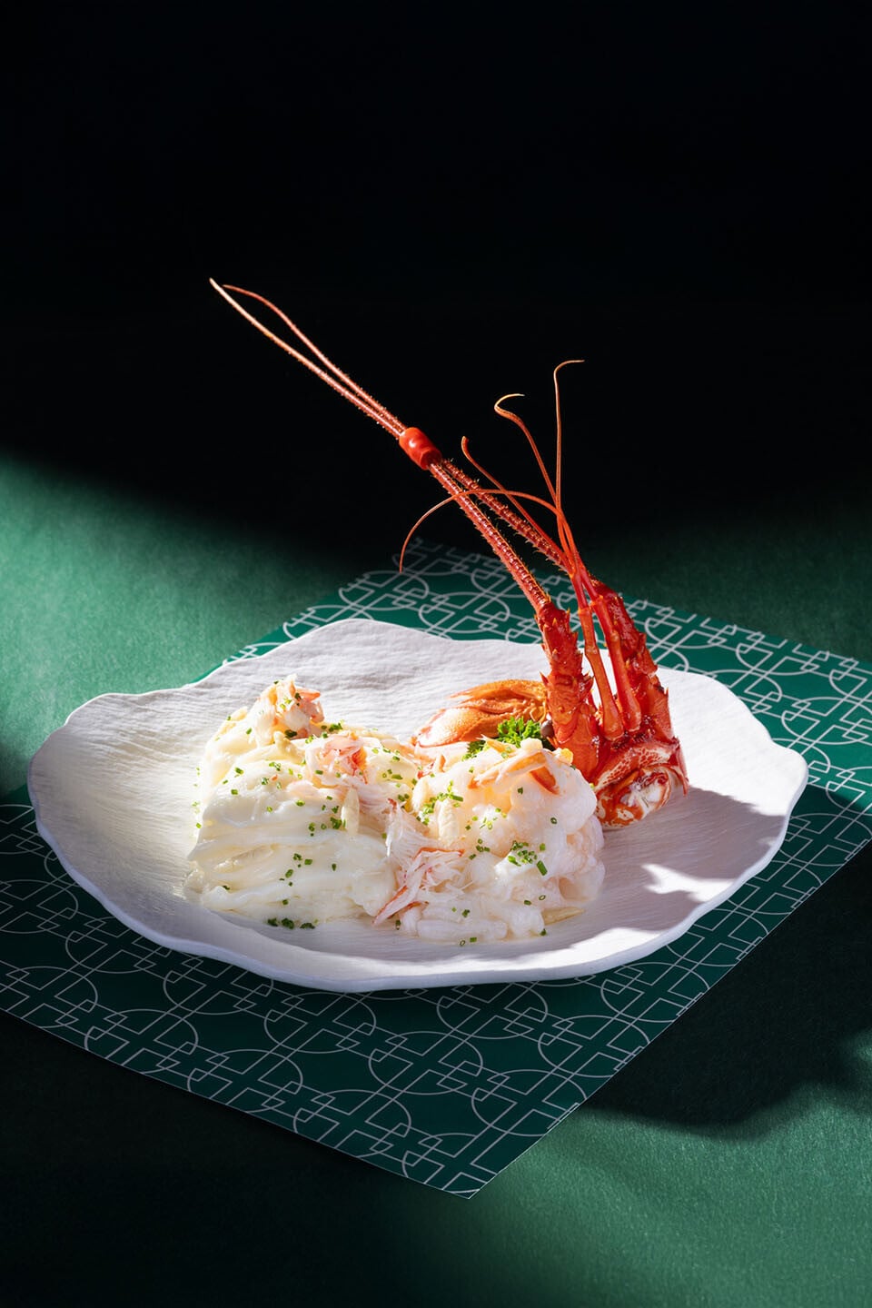 瑞雪藏龍 (欖仁鮮蟹肉龍蝦球炒西施蛋白)$1,288