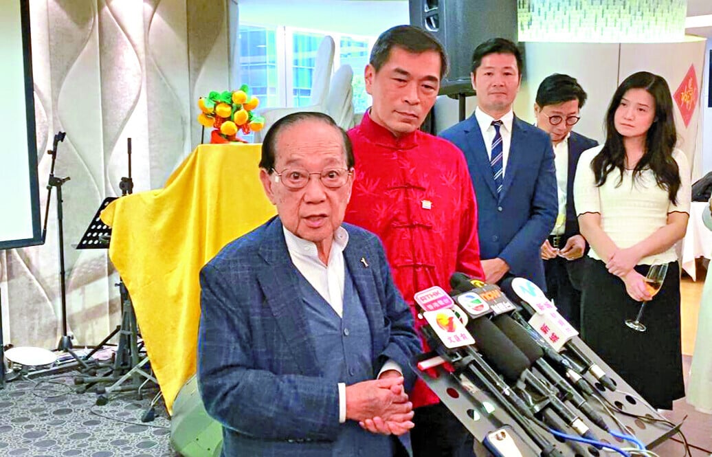 梁志堅(左)指，部分發展商對億元豪宅印花稅率增加「有點唔高興」。