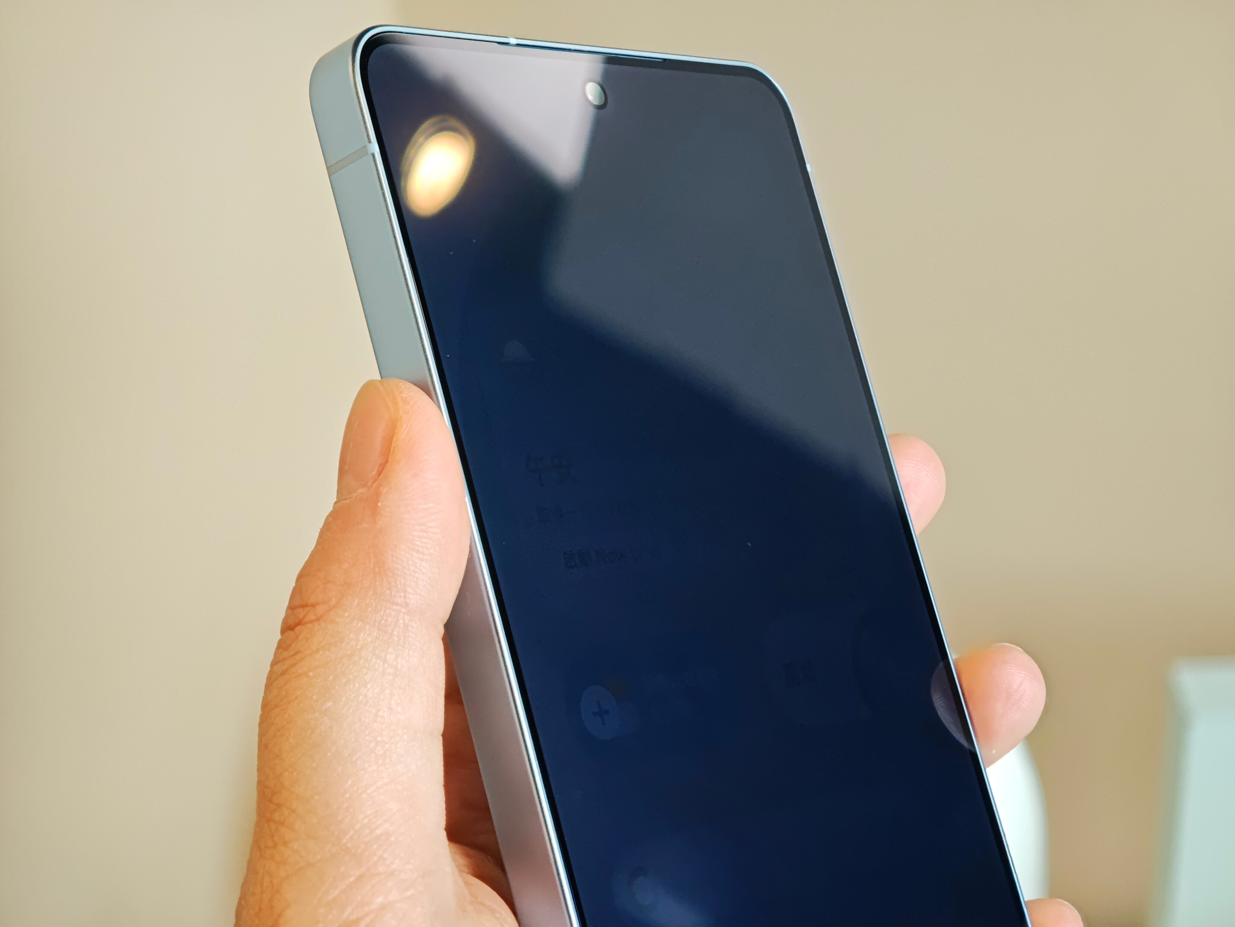 Galaxy S26 Ultra開啟私隱屏幕後打側看不見屏幕內容。