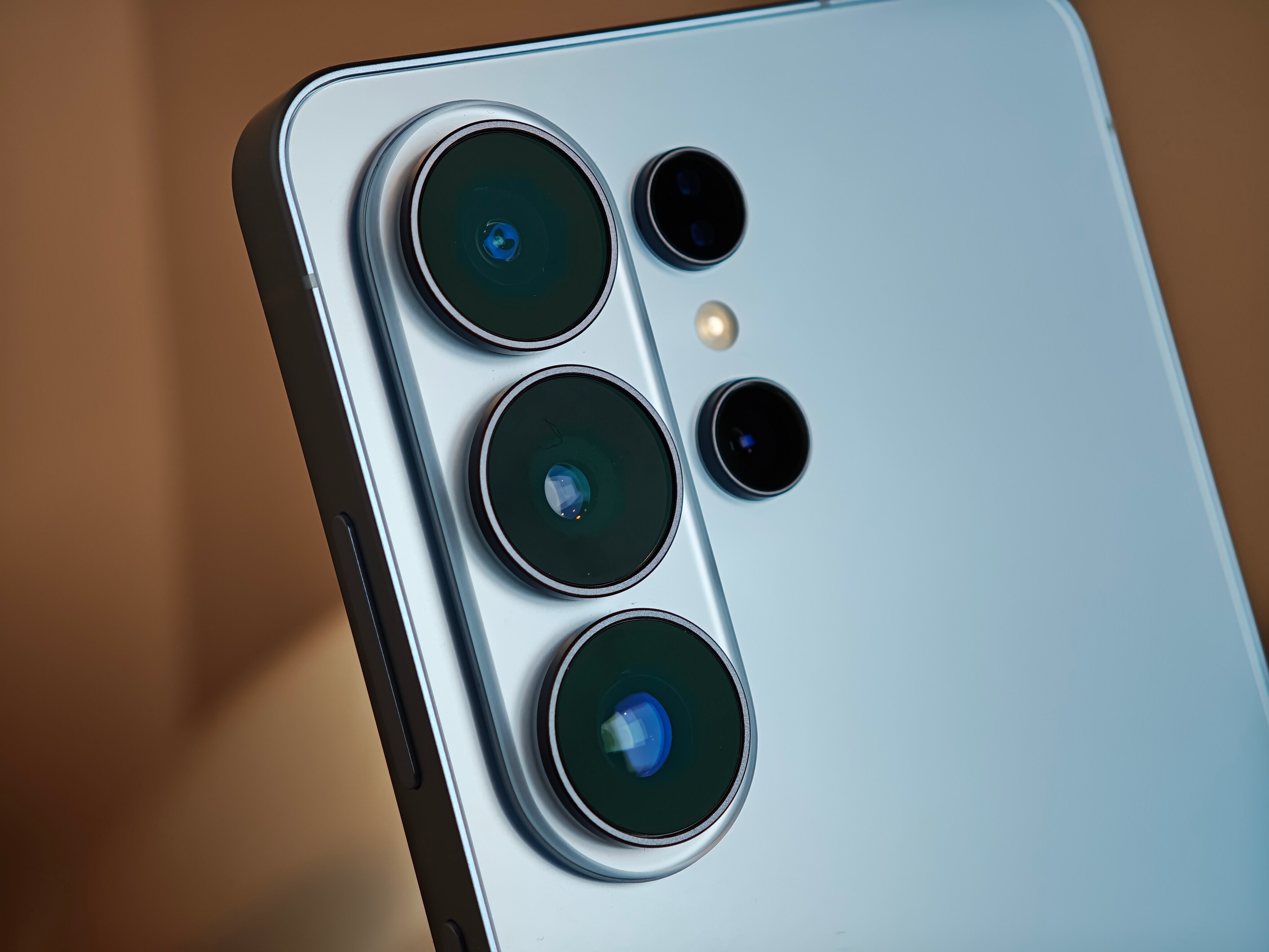 Galaxy S26 Ultra配備2億像素廣角鏡頭、5000萬像素超廣角及遠攝鏡,以及1000萬像素遠攝。