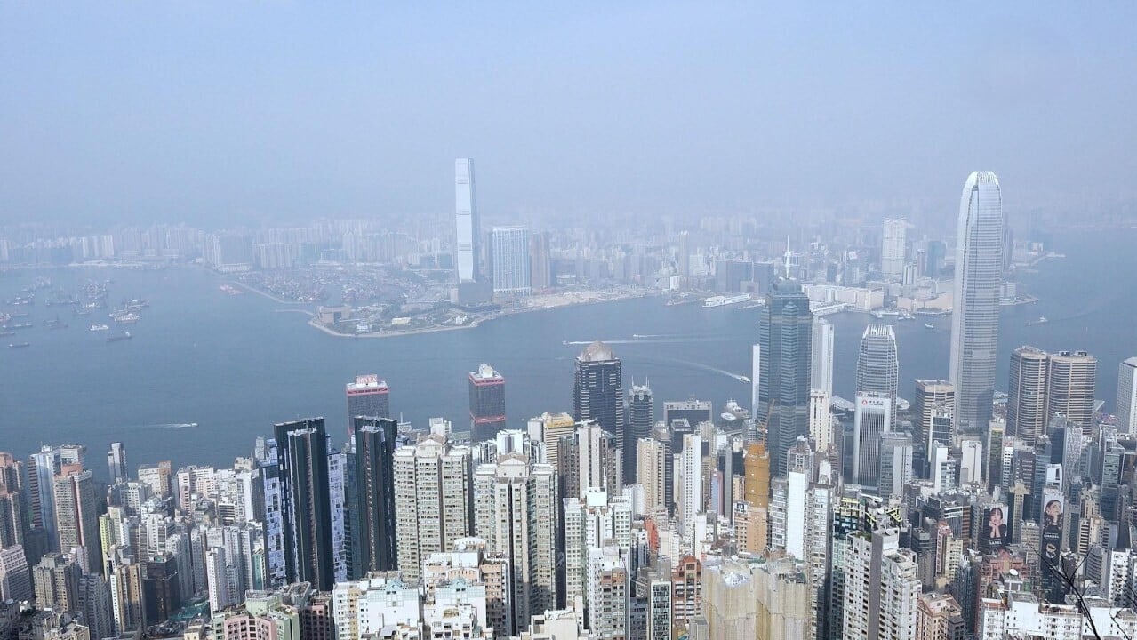 《十五五規劃建議》提出鞏固提升香港國際金融、航運、貿易中心地位，支持香港建設國際創新科技中心。（港台圖片）