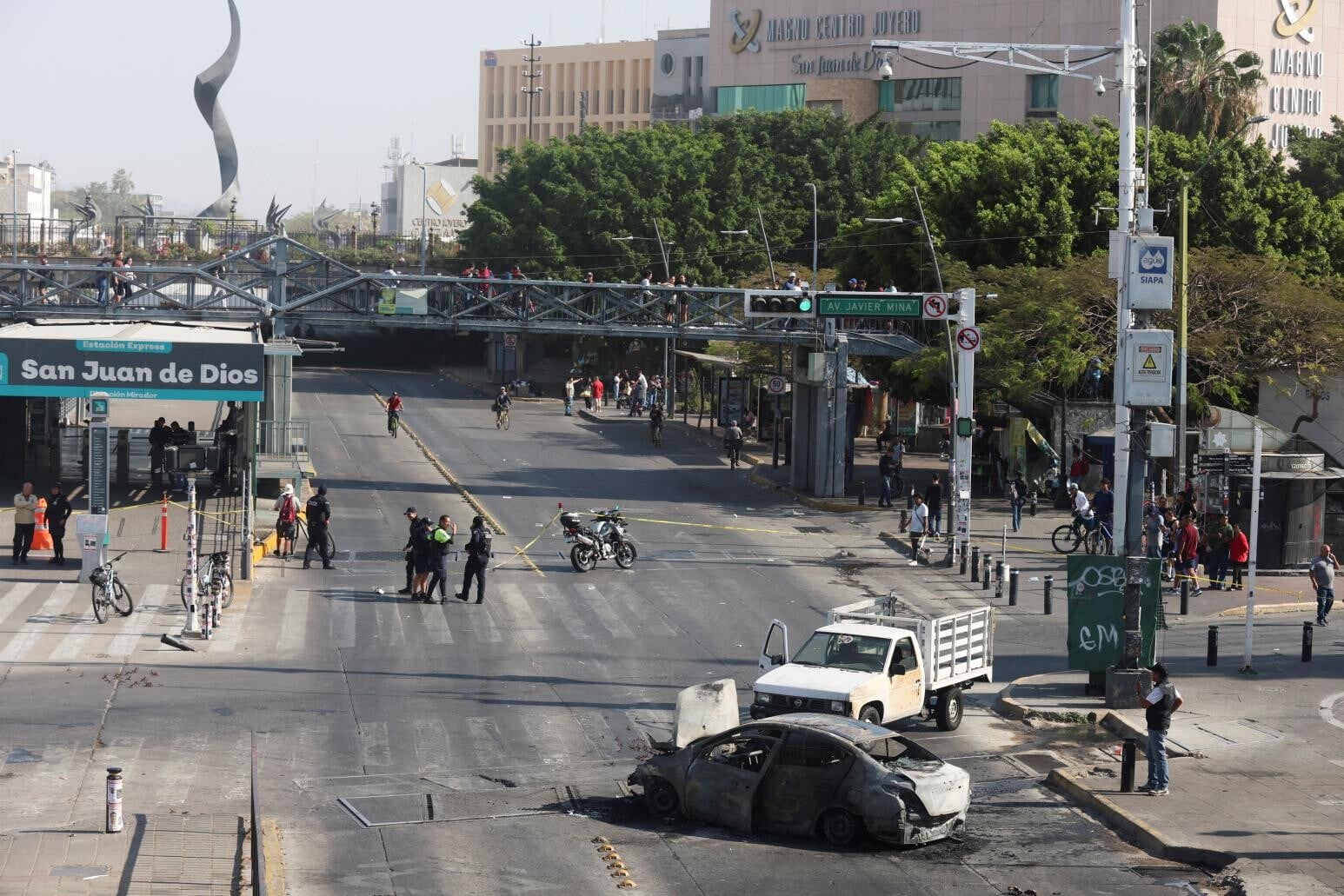 墨西哥毒梟伏法後,犯罪集團「哈里斯科新世代」展開報復,在街上焚車。(圖/路透)